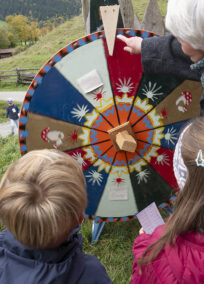 HISTORISCHE KINDERSPIELE – auf den Spuren von Omas und Opas Kindheit